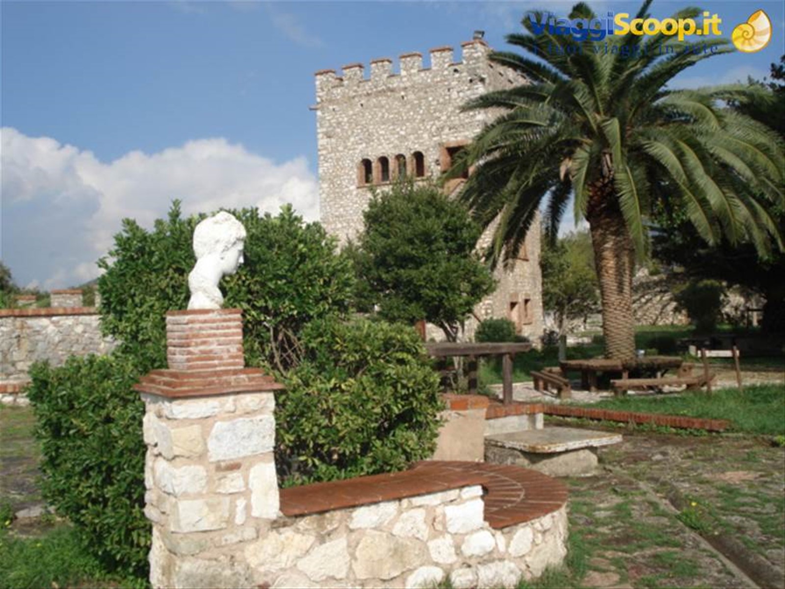 torre e testa di statua a Butrinto