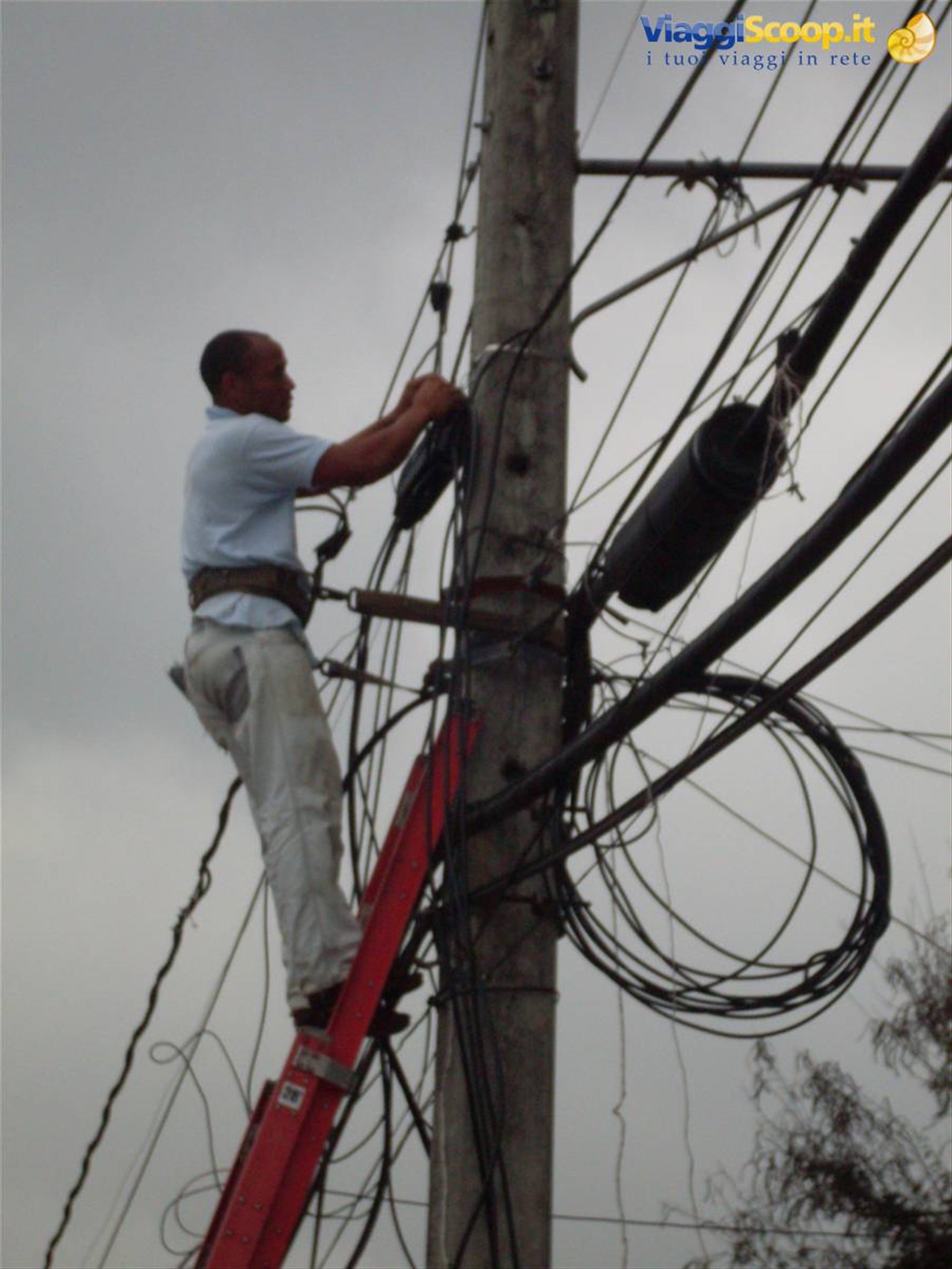 Tecnico intento a riparare fili elettrici