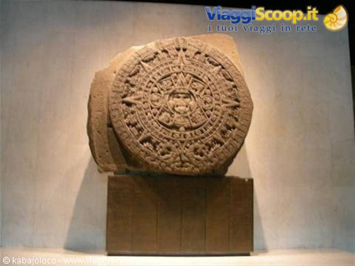 Mexico city: Museo Nacional de Antropologia - la pietra calendariale degli Aztechi 