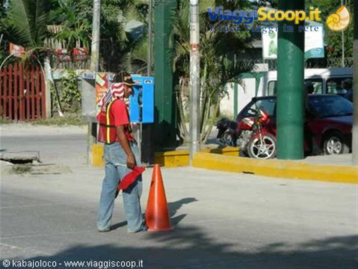 il "semaforo umano" a Santa Elena (Guatemala)