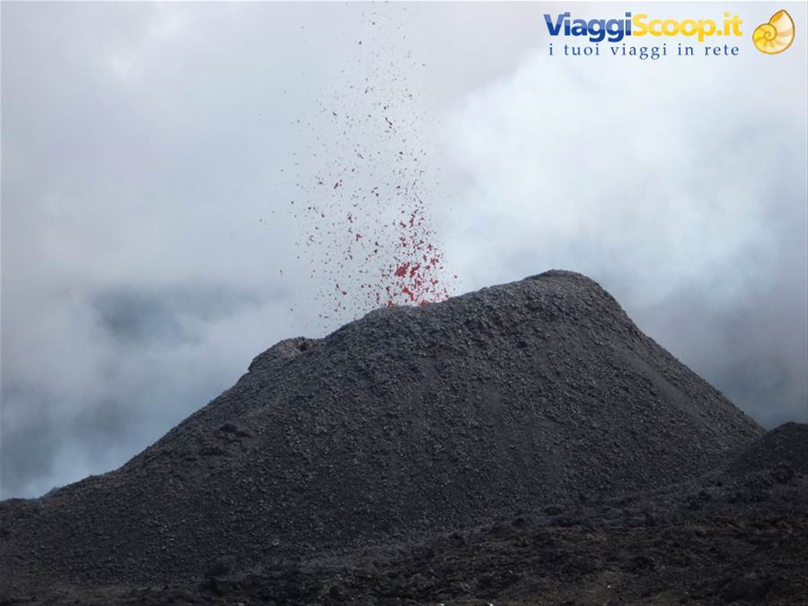 Vulcano Piton de la Fournaise (2632m) in eruzione.