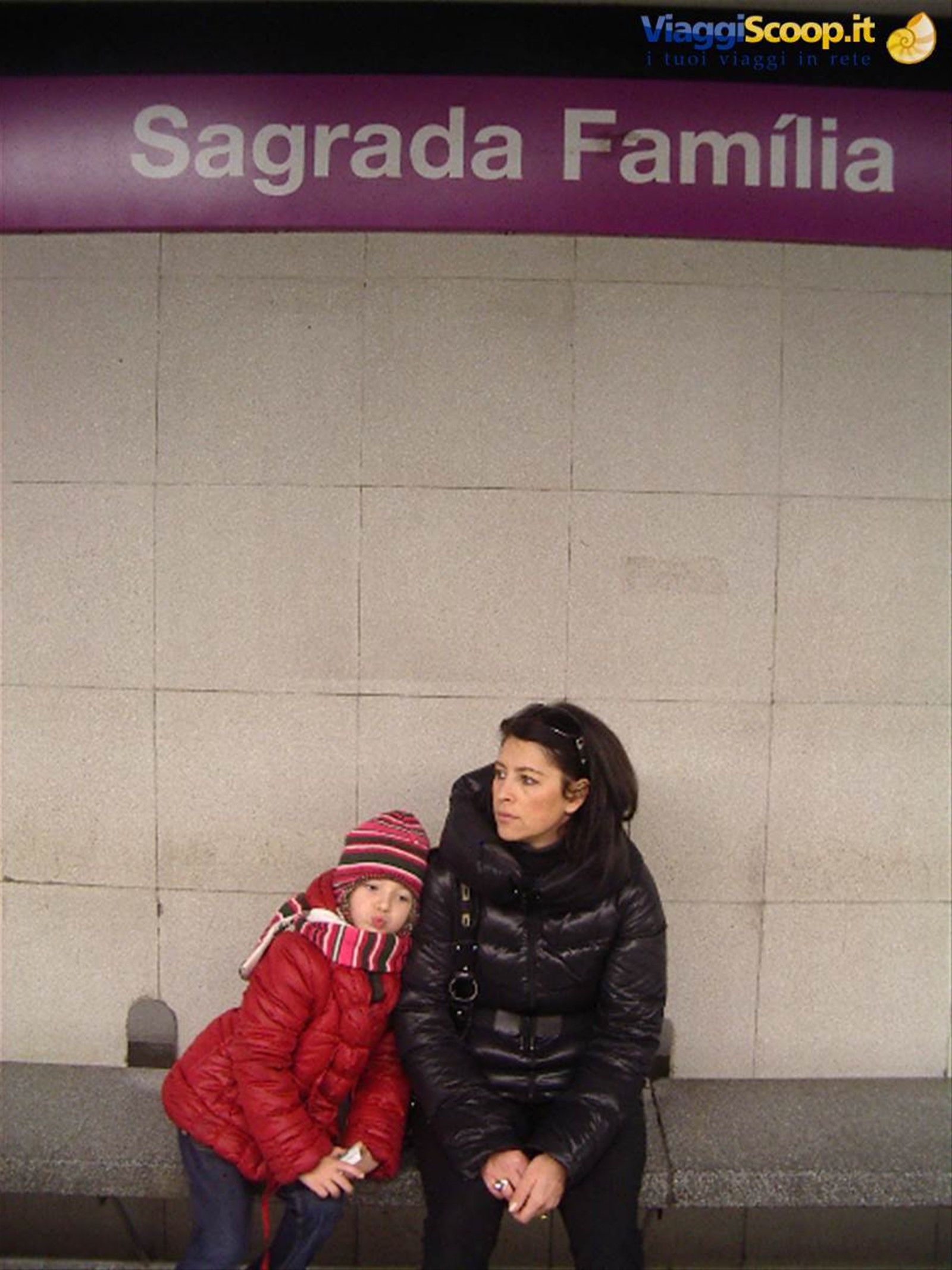 la stanchezza dopo un giorno in giro alla fermata del metro "sagrada familia"