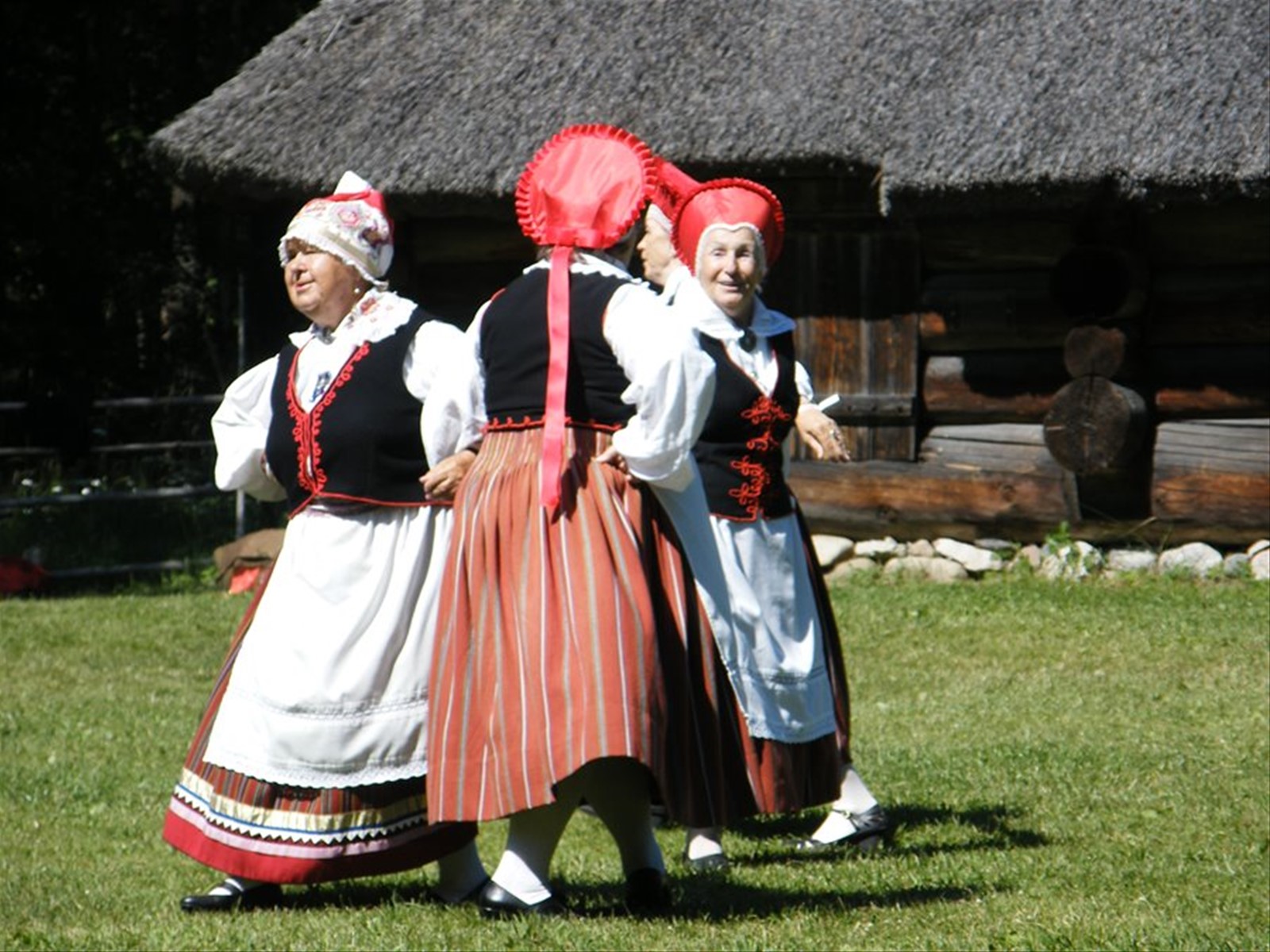 Ballo folkloristico museo all'aperto