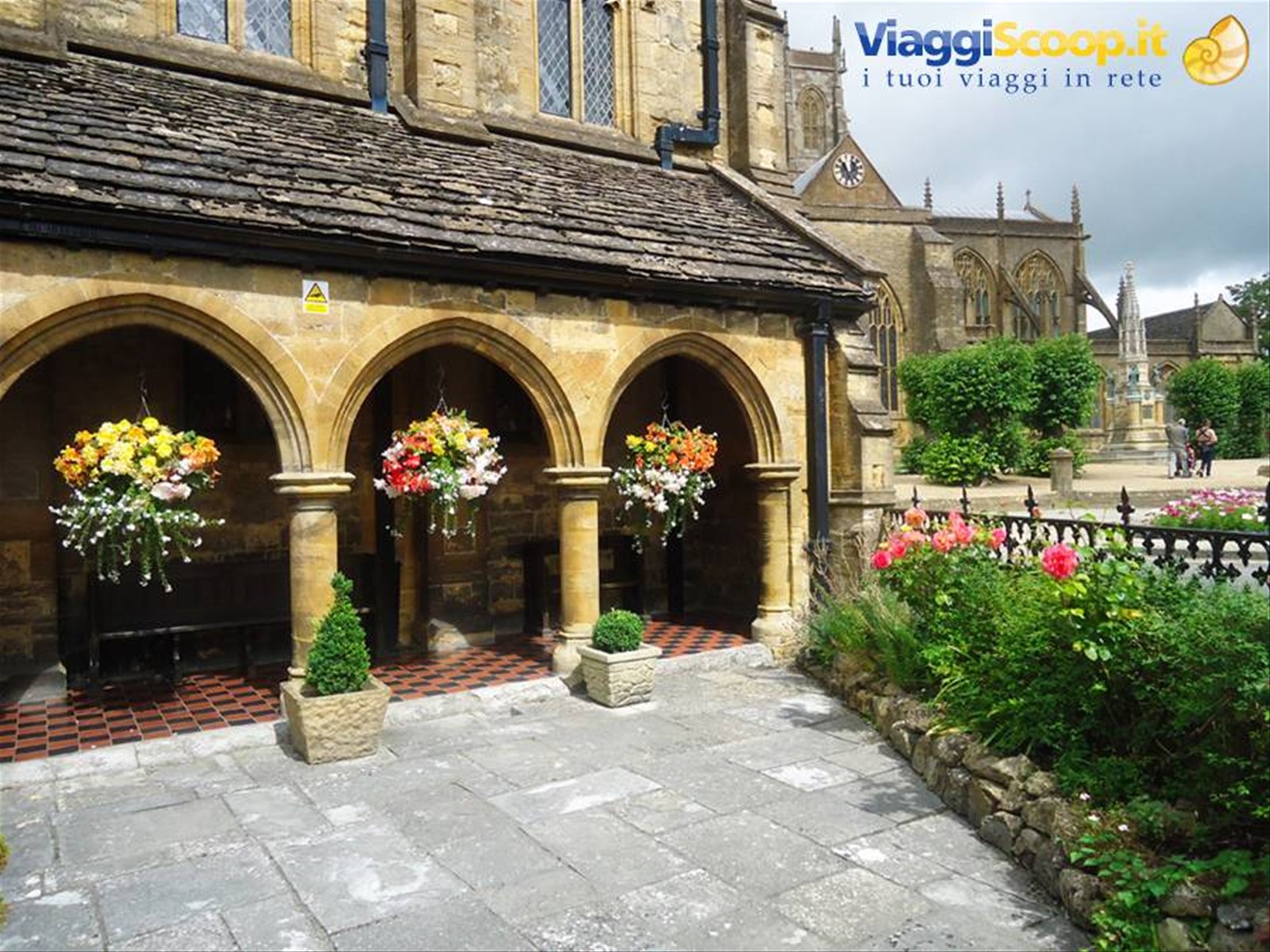 uno scorcio delle Alm Houses e sulla sfondo la cattedrale di Sherborne, Dorset