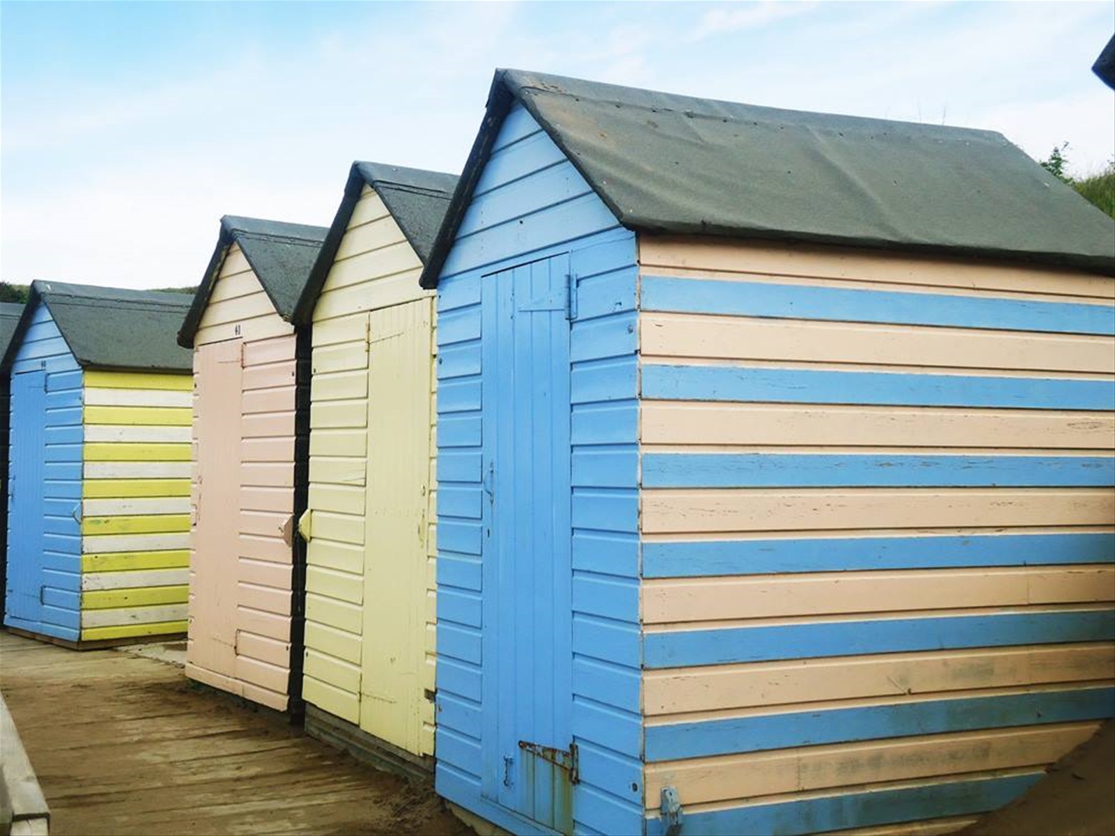 le tipiche cabine da spiaggia color pastello di Bude, Cornovaglia del nord