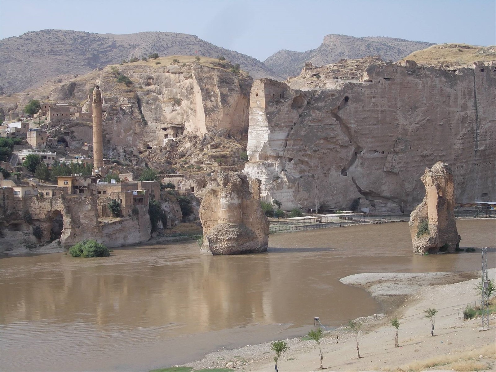 Hasankeyf, resti del ponte romano sul fiume Tigri