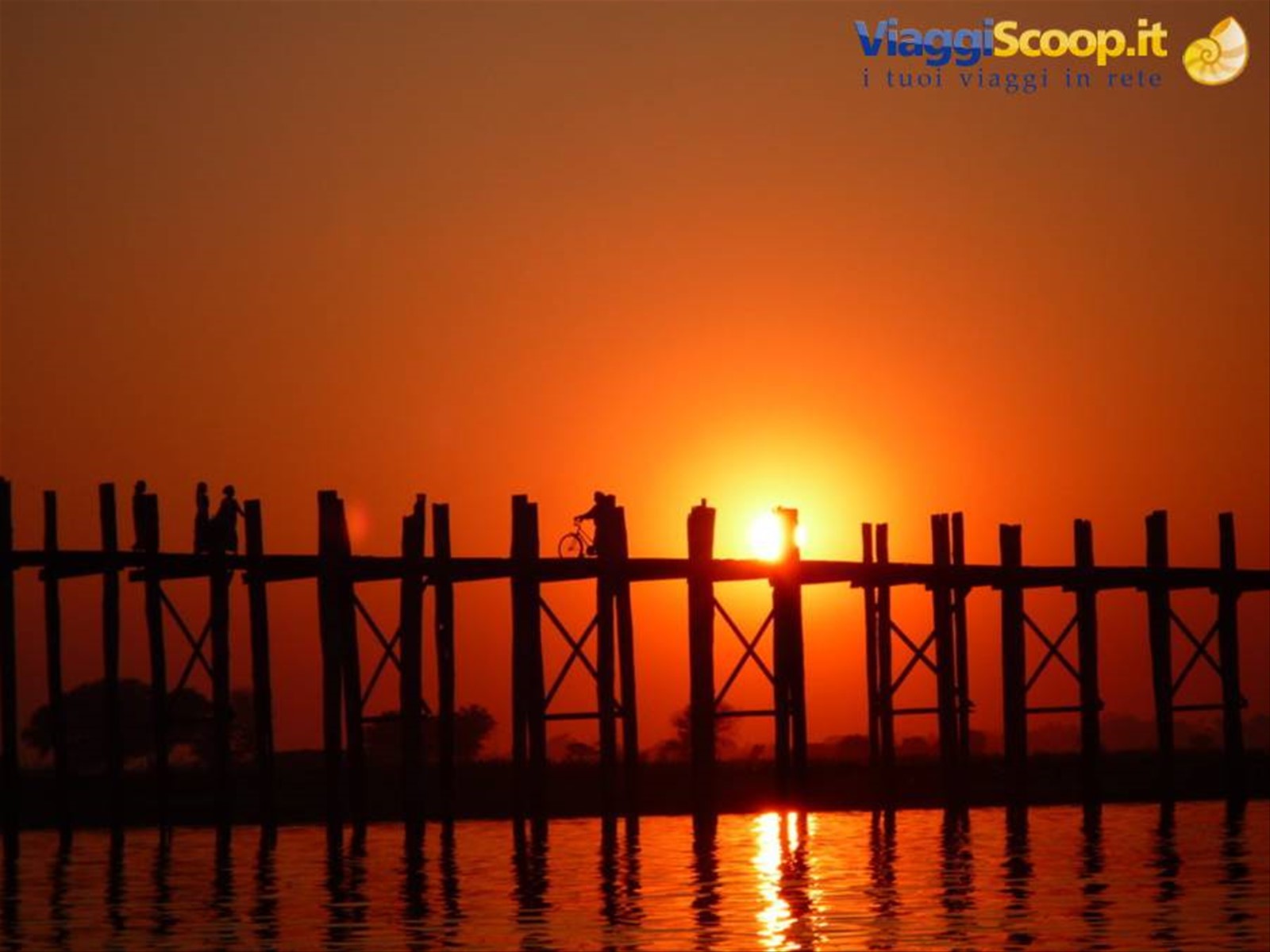 Mandalay: ponte U-Bein al tramonto
