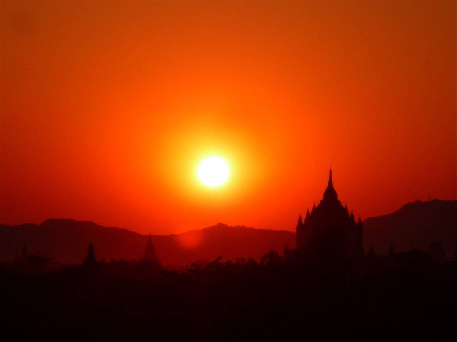 tramonto sulle pagode di Bagan