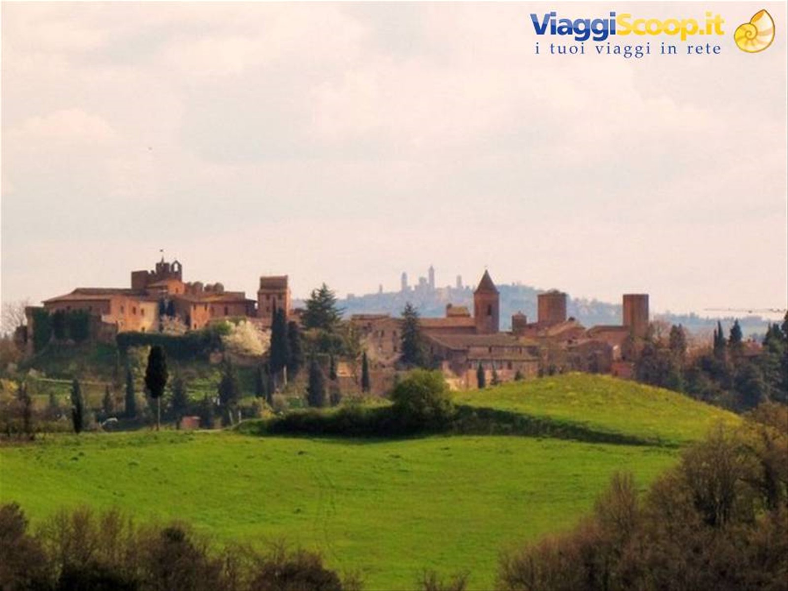 Castelli e borghi medievali in Toscana. Certaldo Alto (FI) e San Gimignano (SI) in lontananza