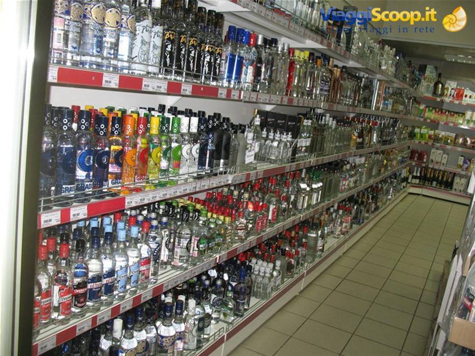 scaffali pieni di vodka