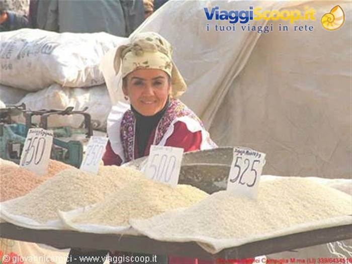 Fergana-Venditrice di riso
