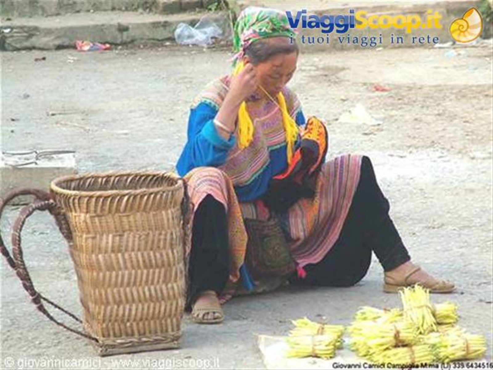 Bac Ha ,donna di Etnia H'mong fioriti