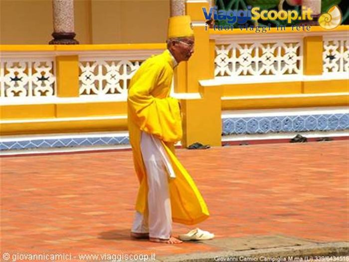 Religioso del tempio Caodaista di Tay Ninh