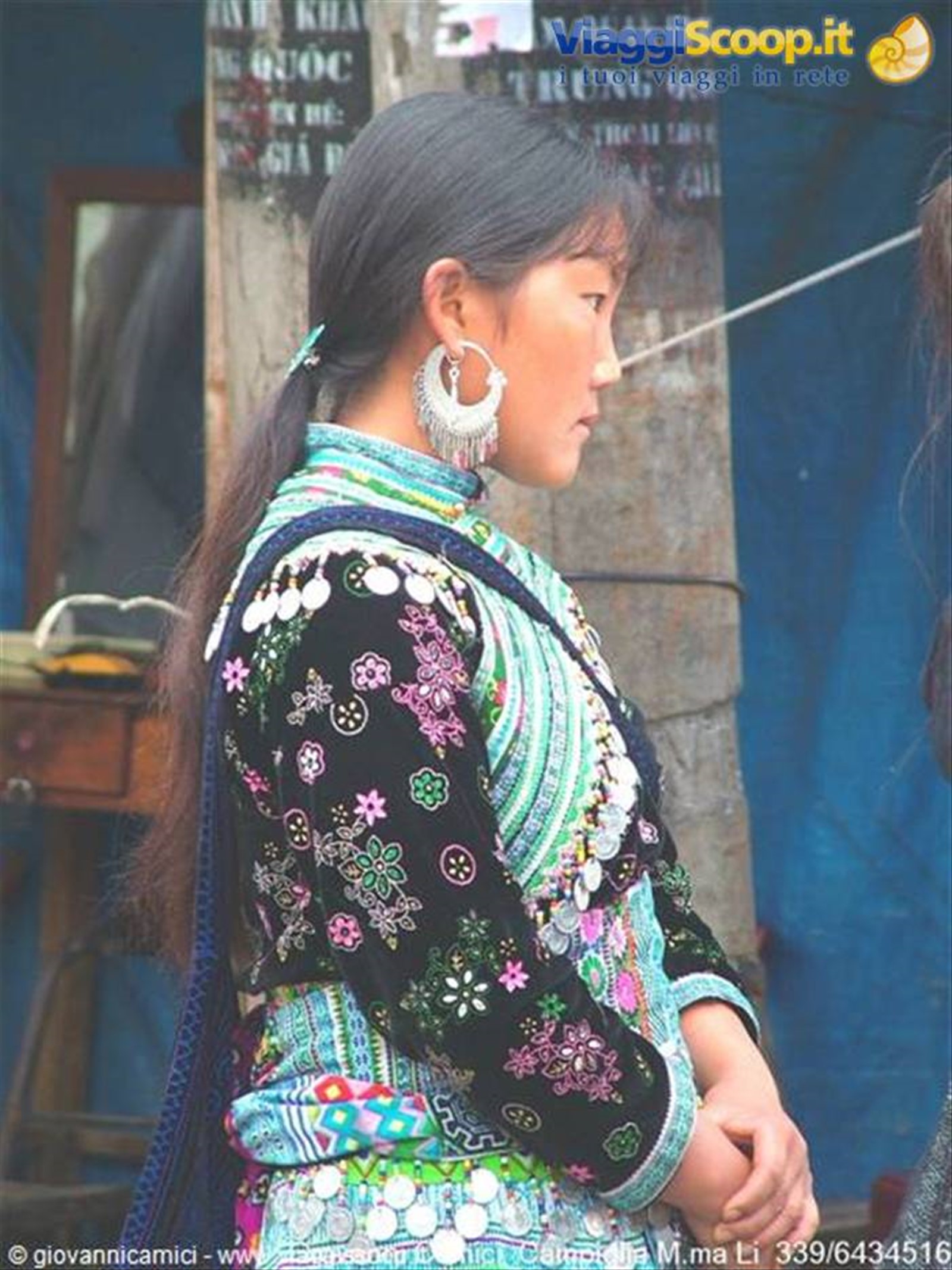 Sapa-ragazza etnia H'Mong fioriti