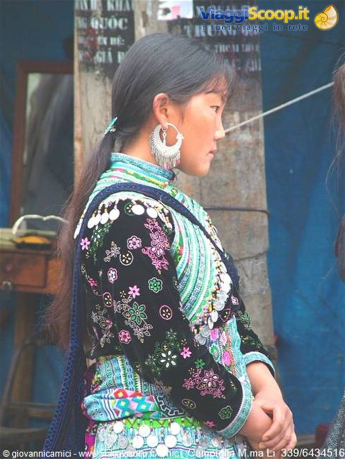 Sapa-ragazza etnia H'Mong fioriti