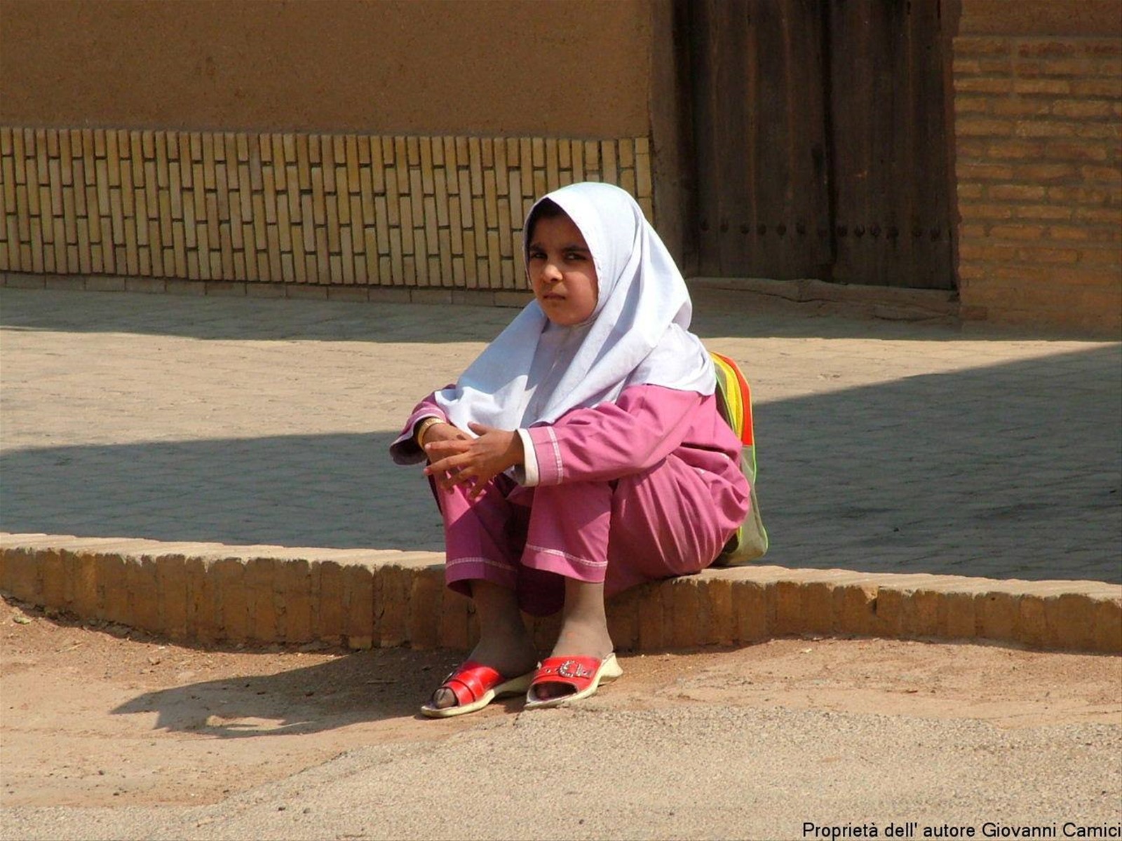 Bambina all'uscita della scuola