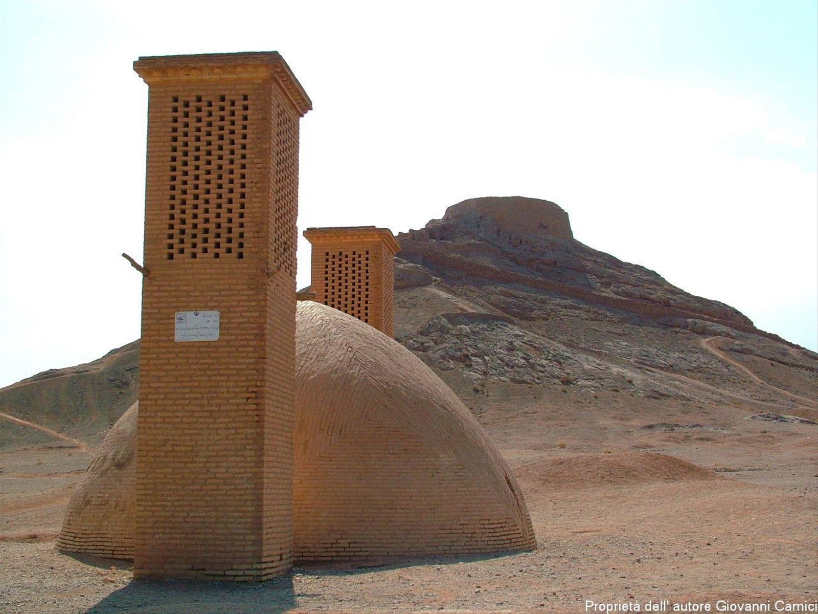 Badgir con sullo sfondo una torre del silenzio