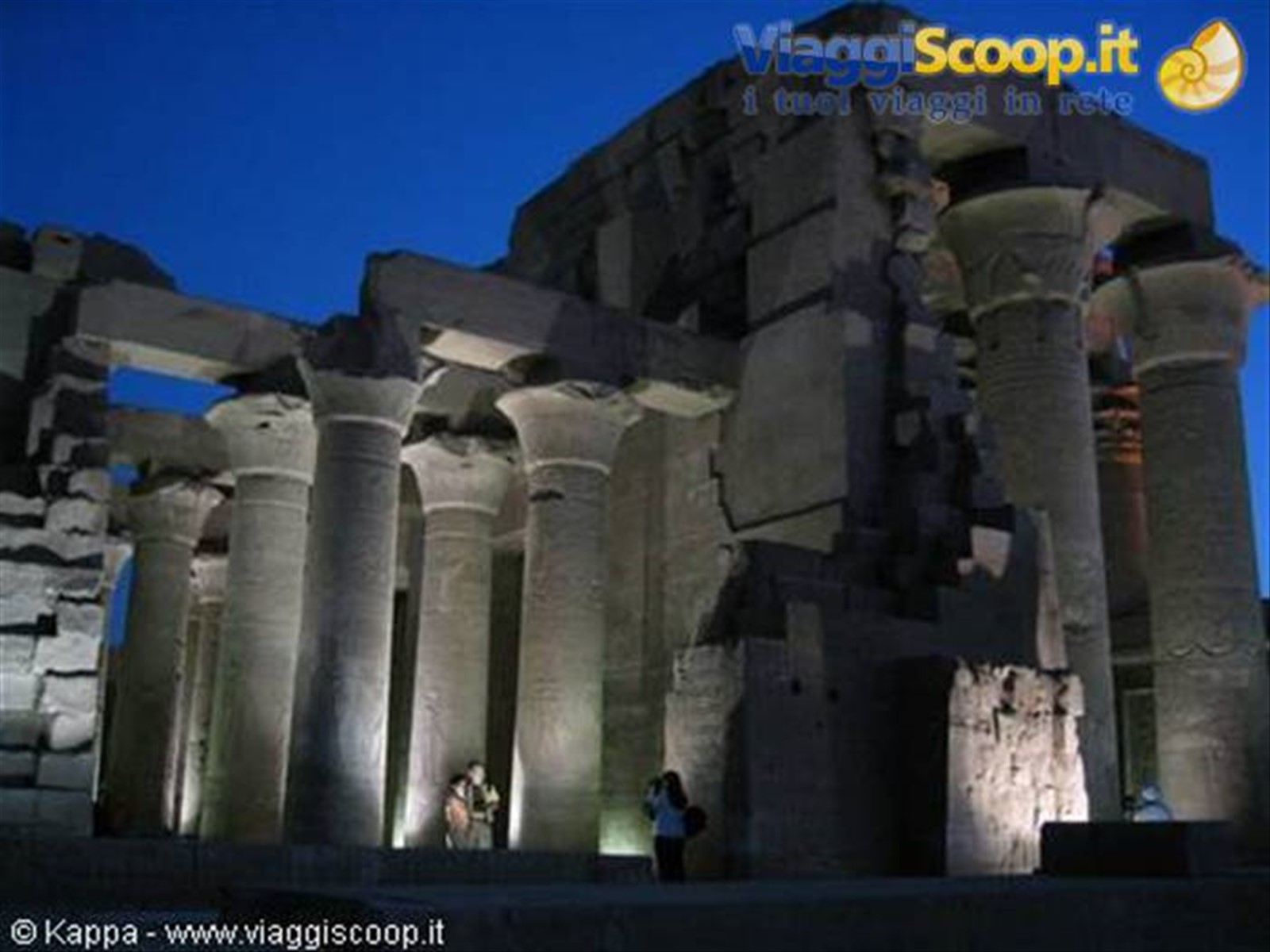 il tempio di Kom Ombo subito dopo il tramonto