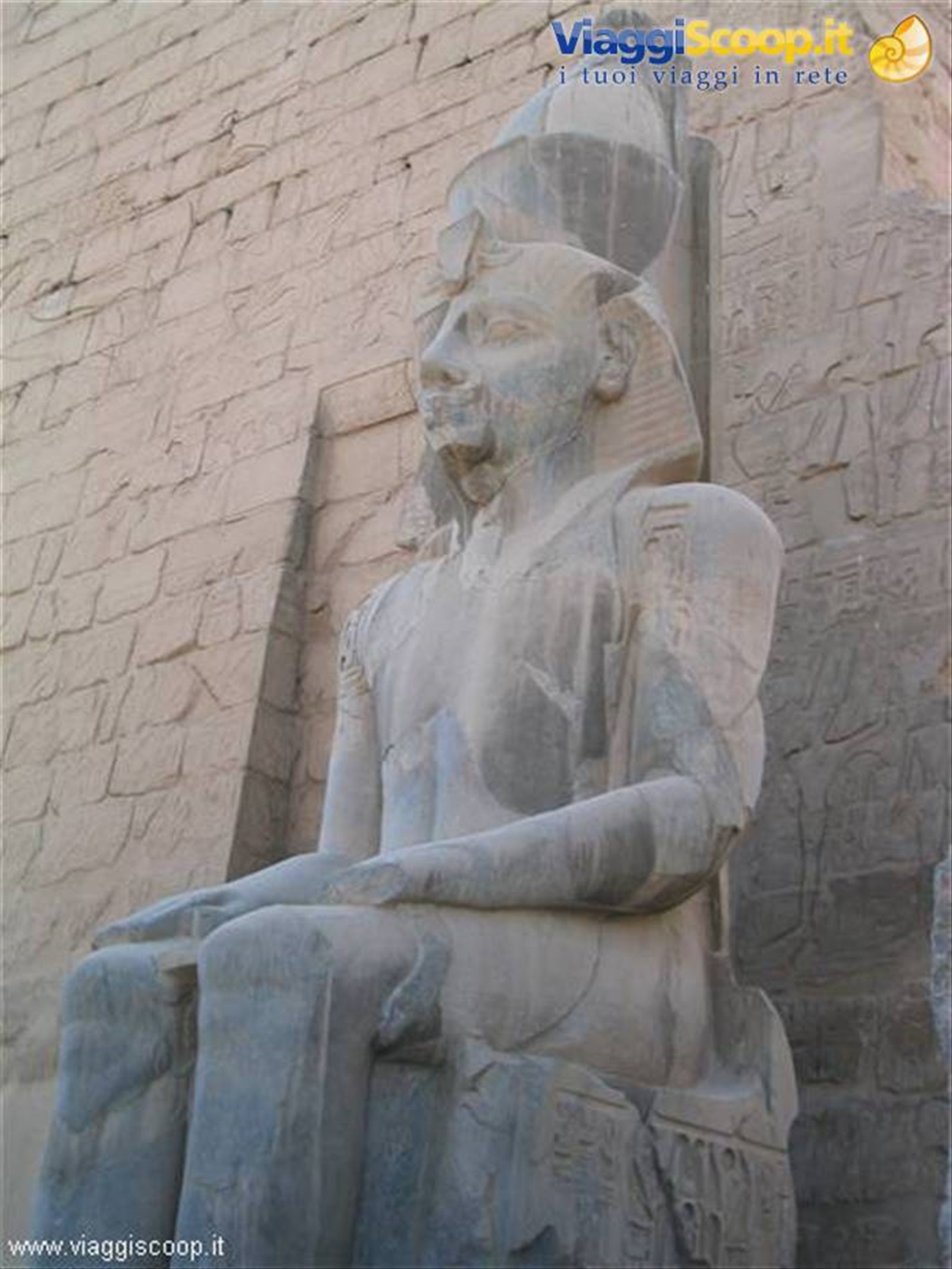 Una delle sei statue di Ramses all'entrata del Tempio di Luxor