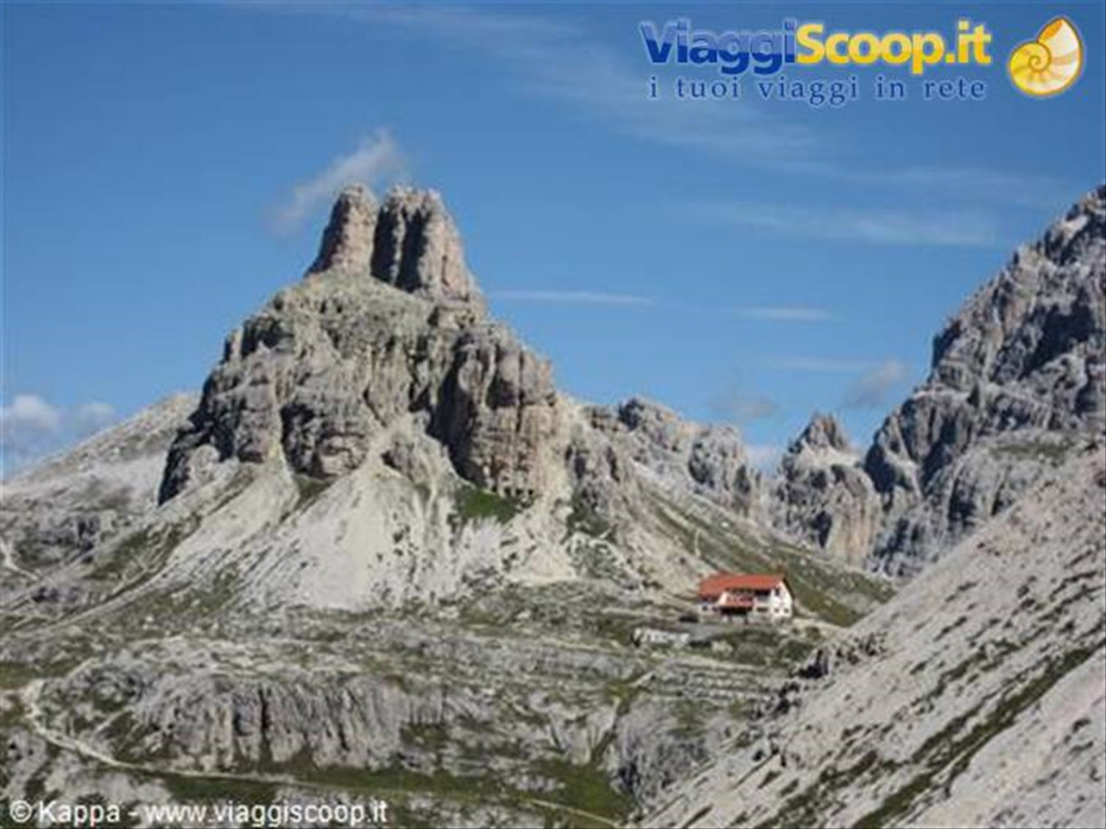 Rifugio Locatelli, sotto al Sasso di Sesto. Dietro si vede la cima della Torre di Toblin