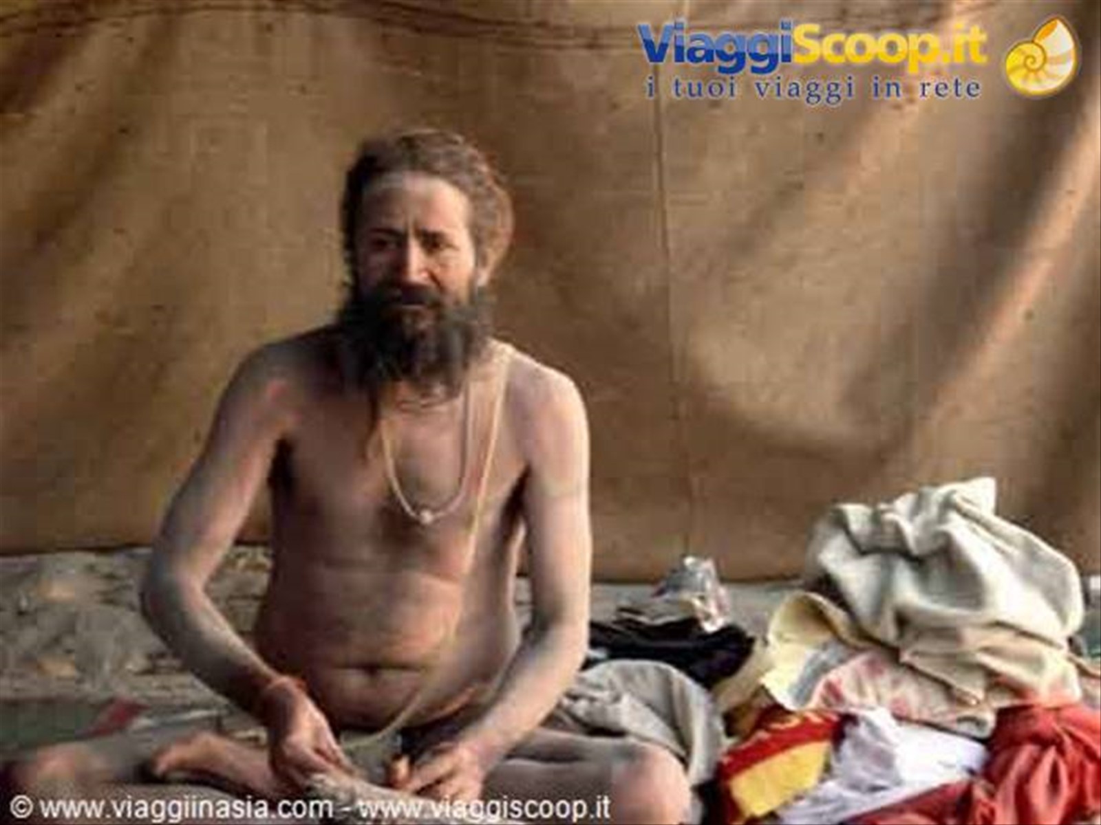 sadhu nella sua tenda