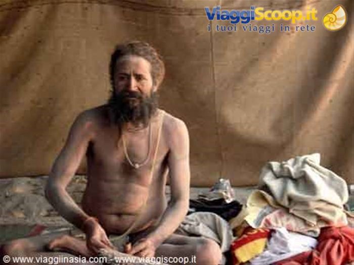 sadhu nella sua tenda