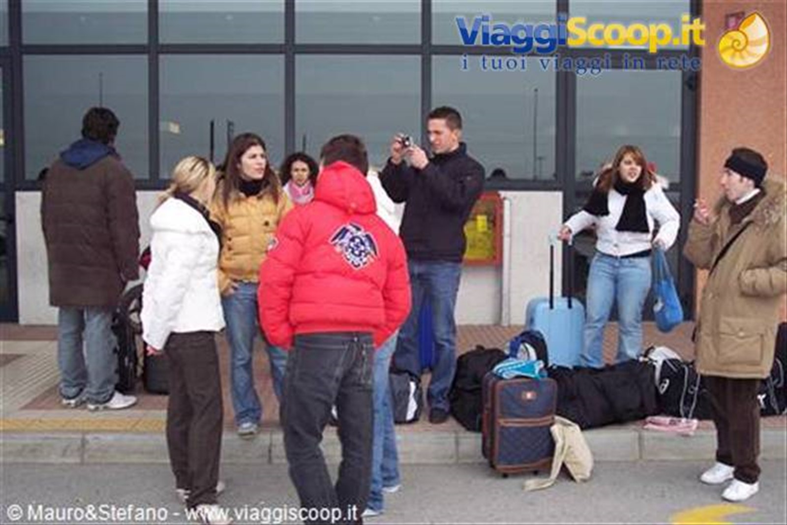 Ancuni gnari fuori dall'aeroporto prima della partenza