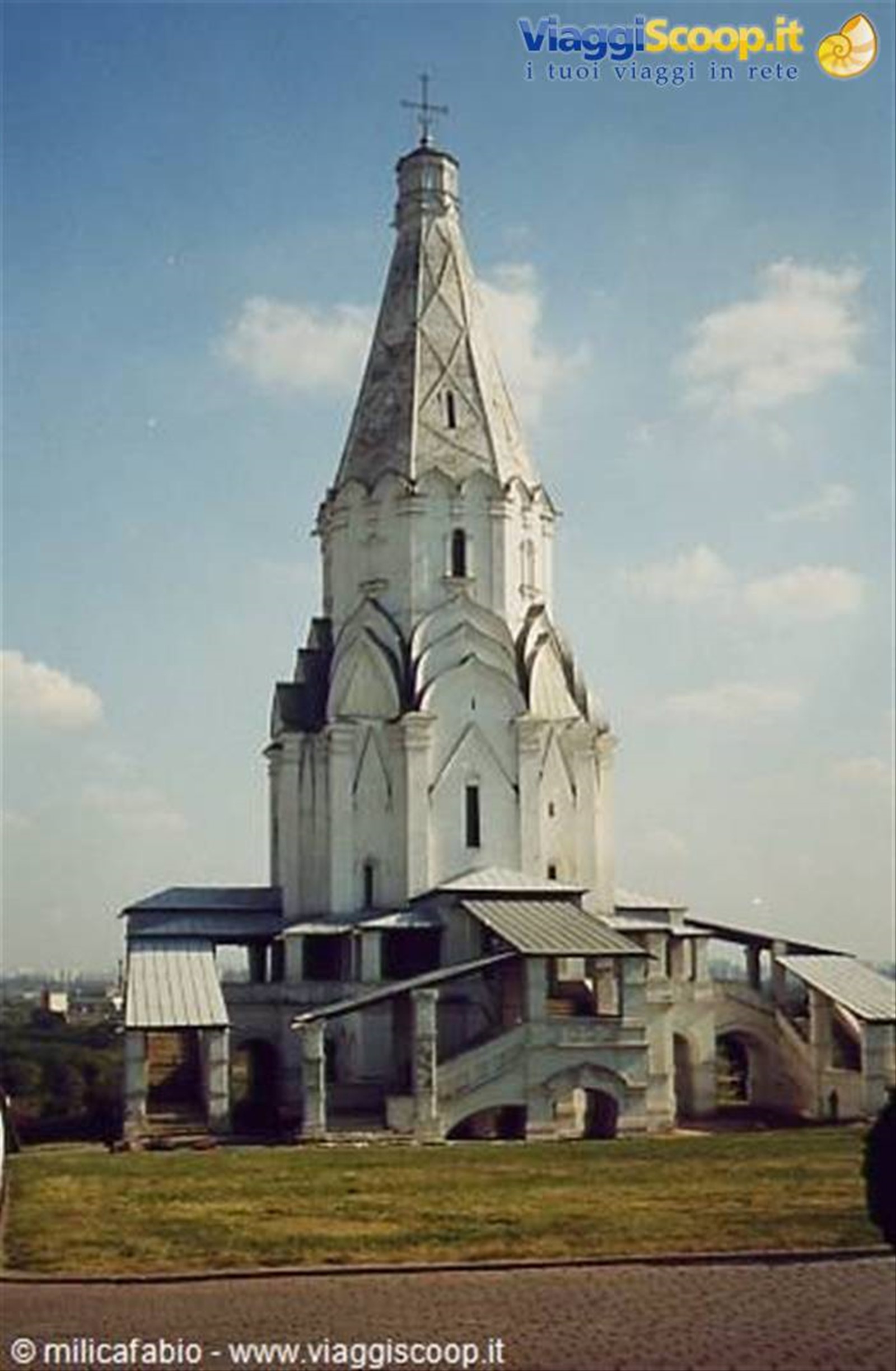 la chiesa tutta bianca protetta dall'UNESCO a Kalomajski park