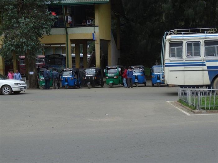 Tuk Tuk e autobus privato.