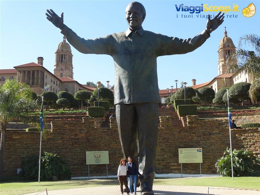 Pretoria, Parlamento e statua a Mandela