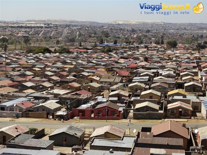 Soweto, collina artificiale a distanza.
