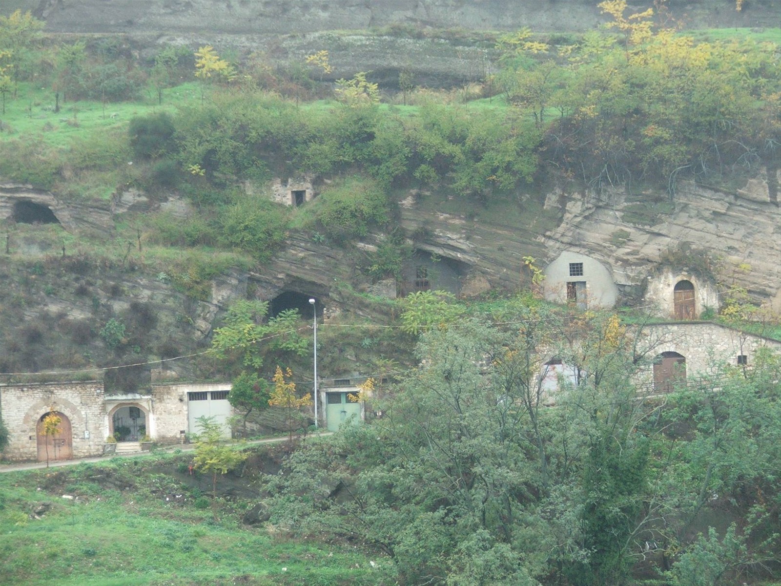 Barile,cantine scavate nella pietra vulcanica