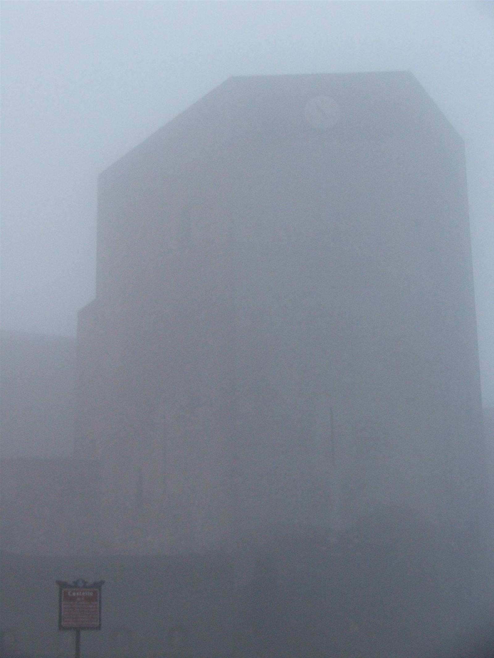 Mastio del castello di Melfi,nella nebbia