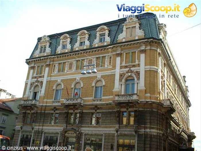 bandiere italiane forse l'ambasciata Rijeka