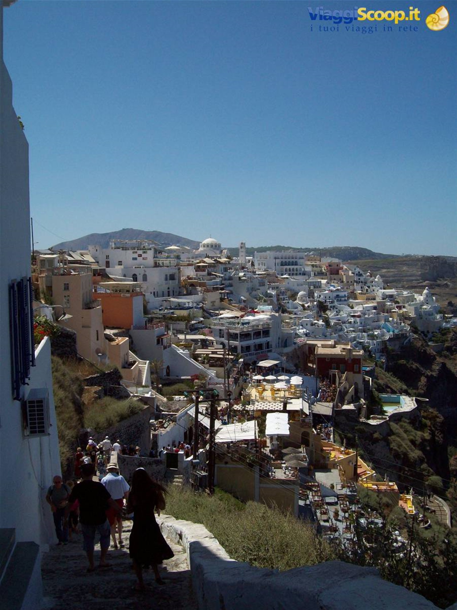 sembra surreale a picco sul mare.. Santorini