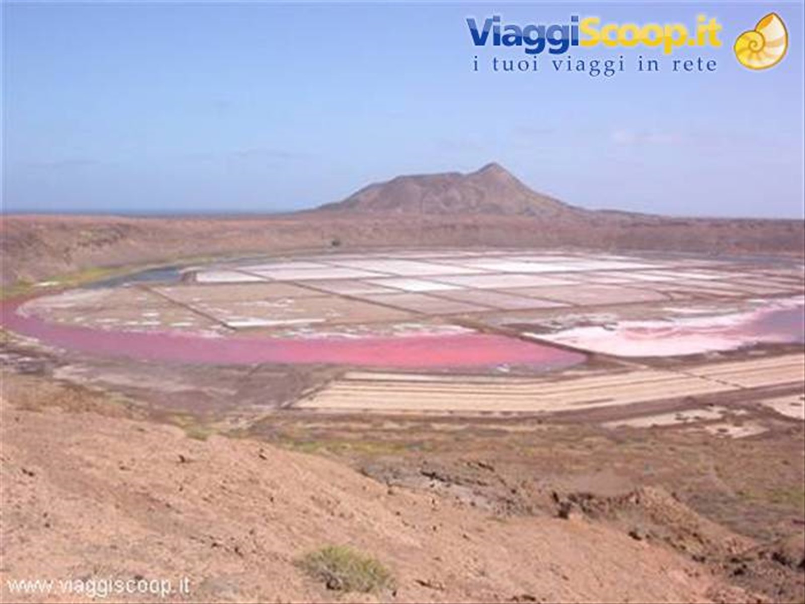 Il cratere di un vulcano spento, all'interno ci sono delle saline.