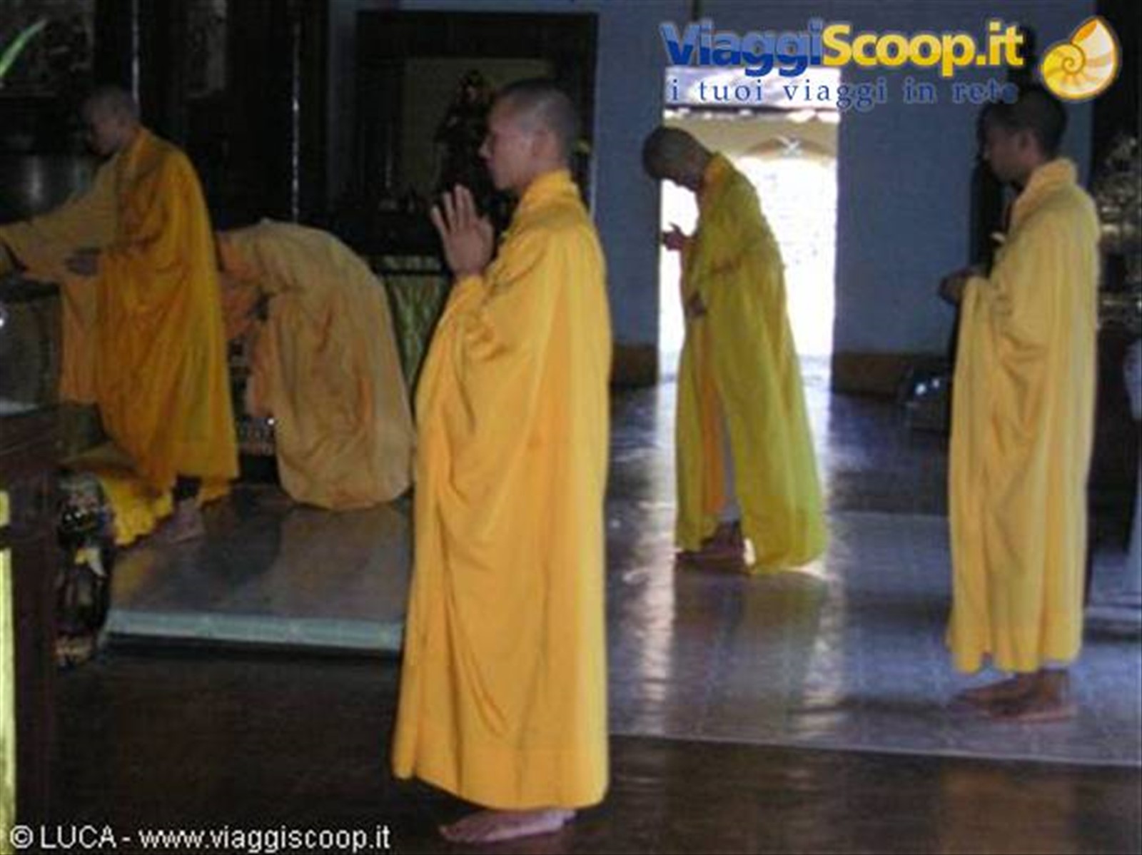 Preghiera in tempio buddhista - Hue