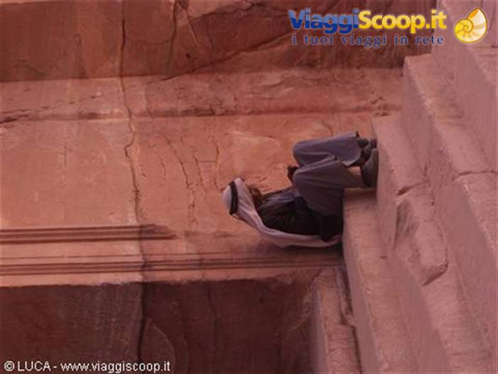 Nomade riposa al'ombra del Tesoro - Petra