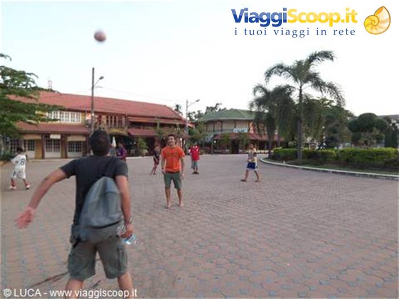 Vientiane - Partita di calcio in piazza...