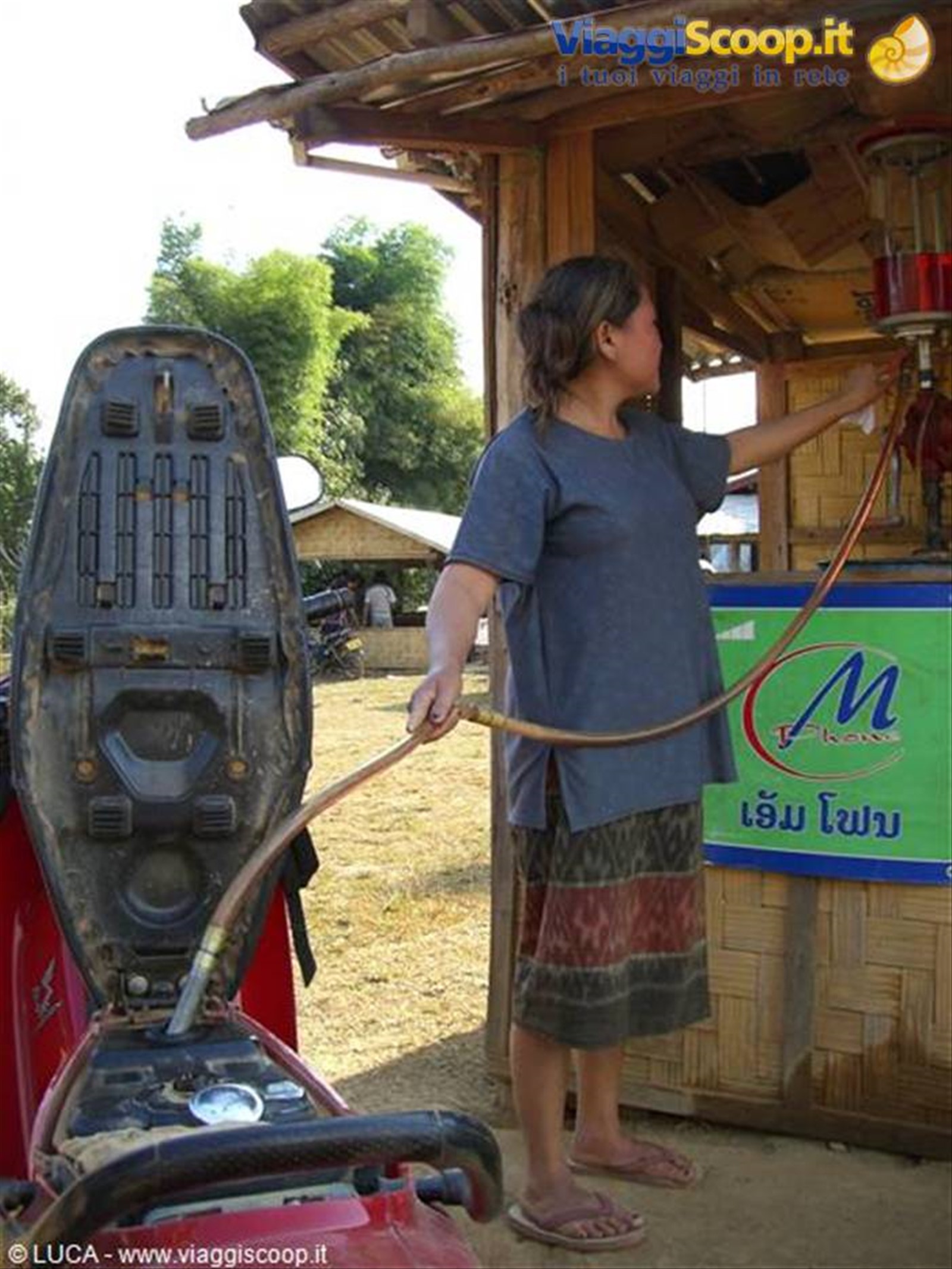 Vang Vieng - Benzinaio...