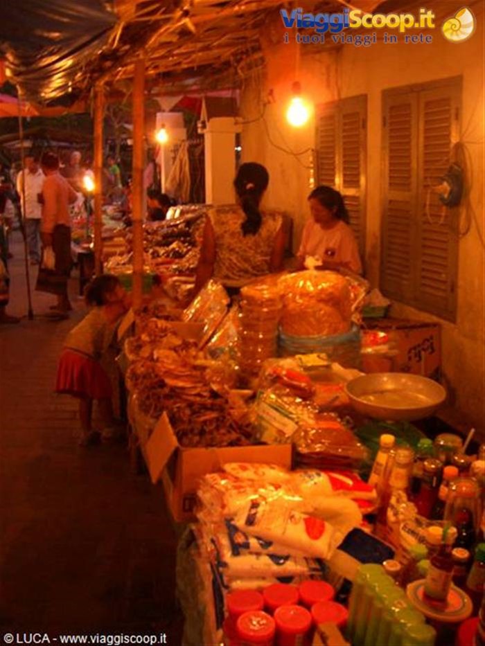 Luang Prabang - Mercato al tramonto 