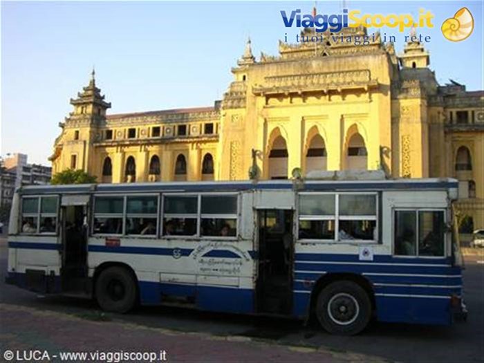 Yangon - Sede del Comune ed Autobus...