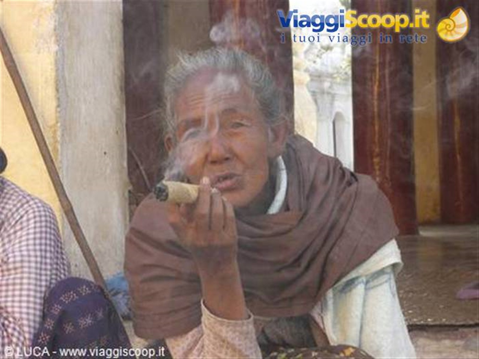 Donna con Sigaro - Lago Inle, mercato