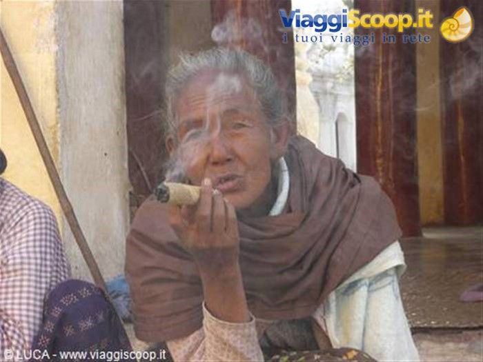 Donna con Sigaro - Lago Inle, mercato 