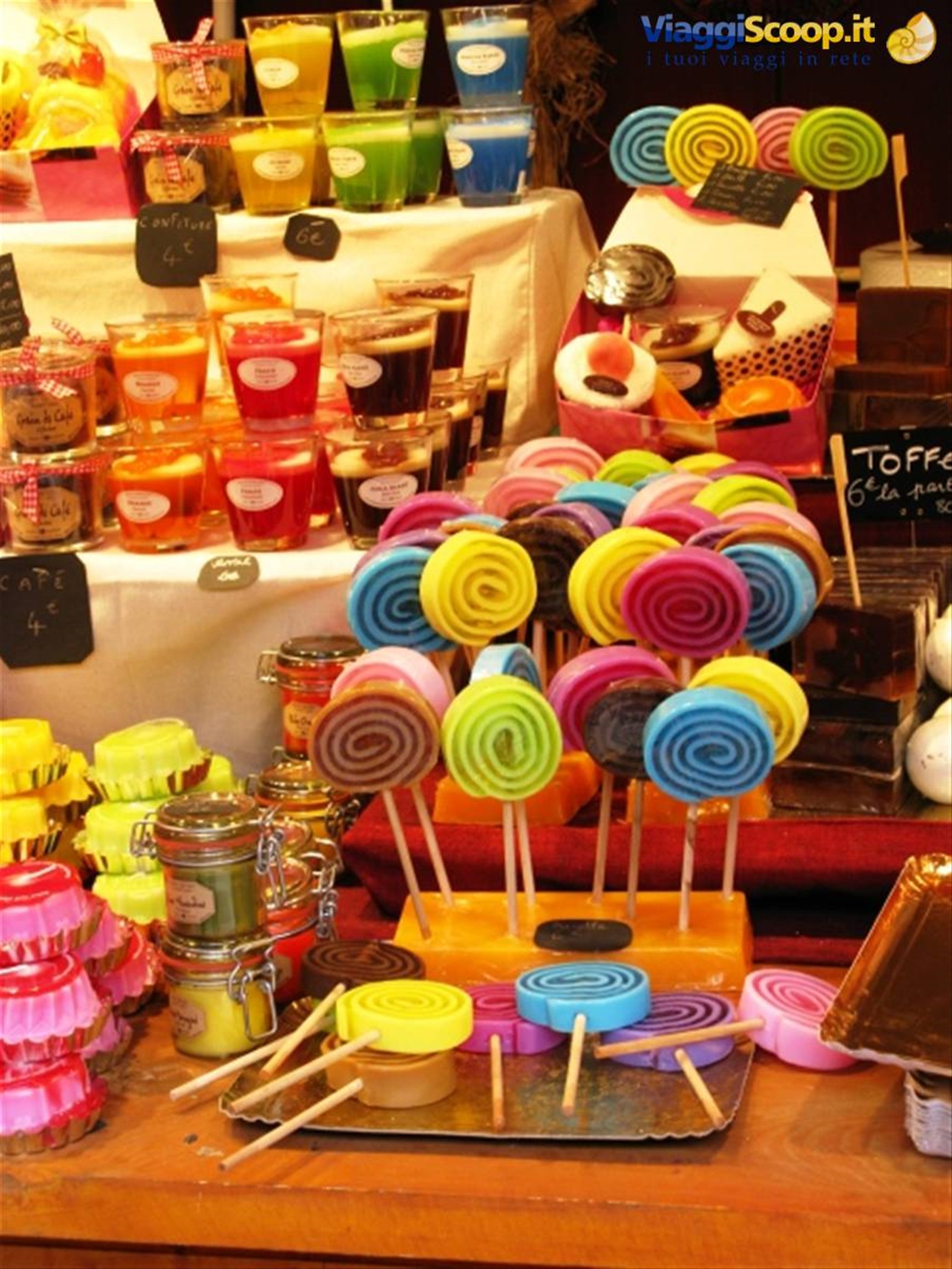 Eguisheim - stand al mercatino (saponi o forse candele)