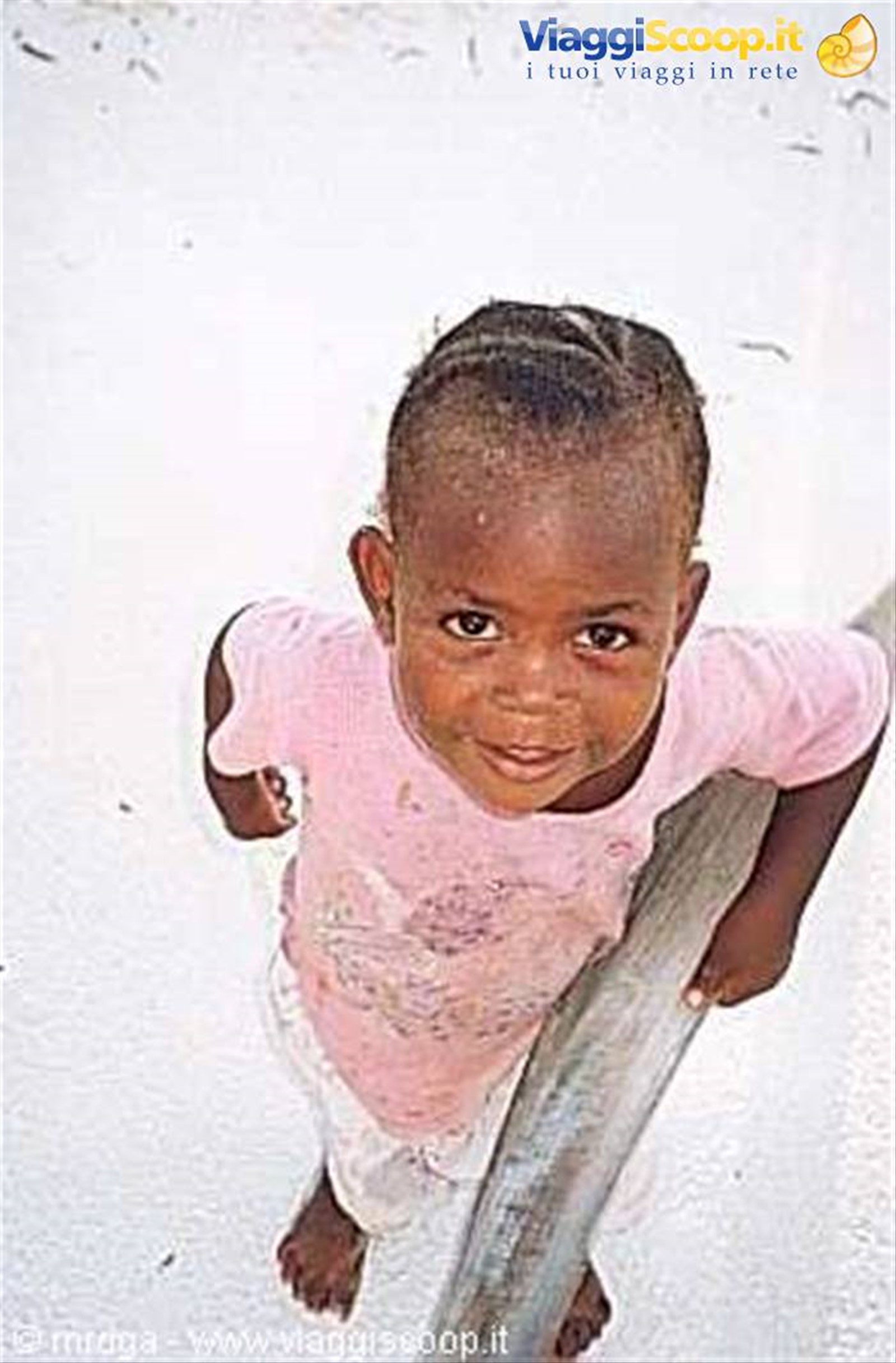 Una bambina in spiaggia