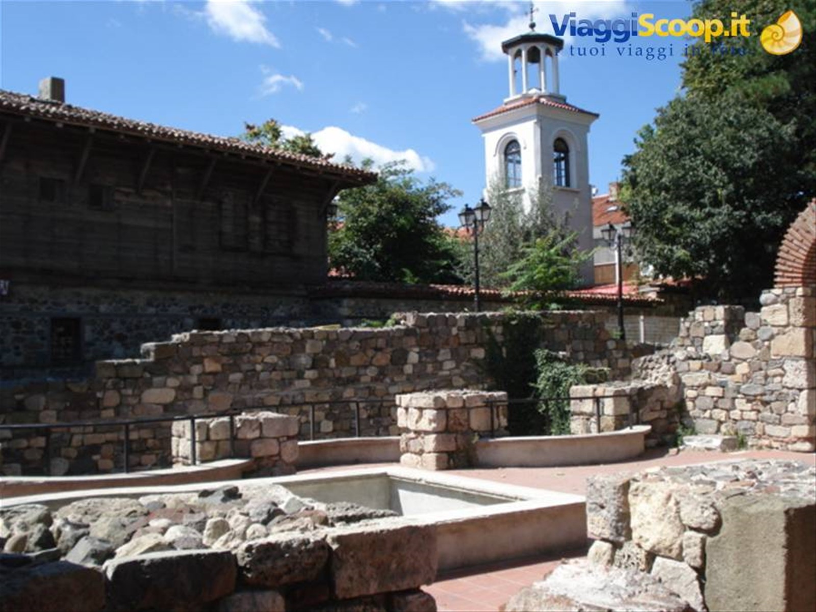piazzetta con ruderi a Sozopol vecchia