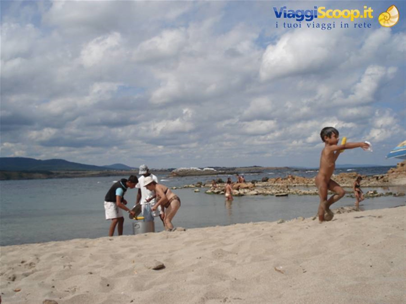venditori di pannocchie di granoturco e bambino festante ad Ahtopol