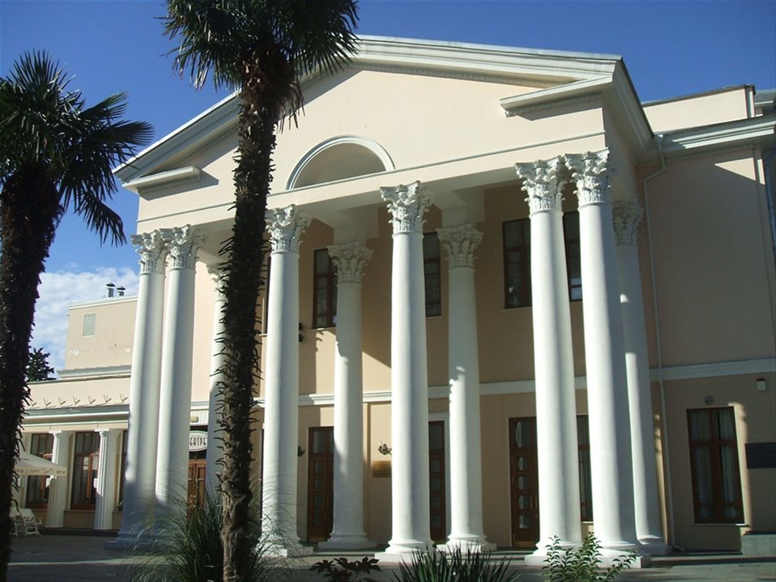 yalta - il teatro