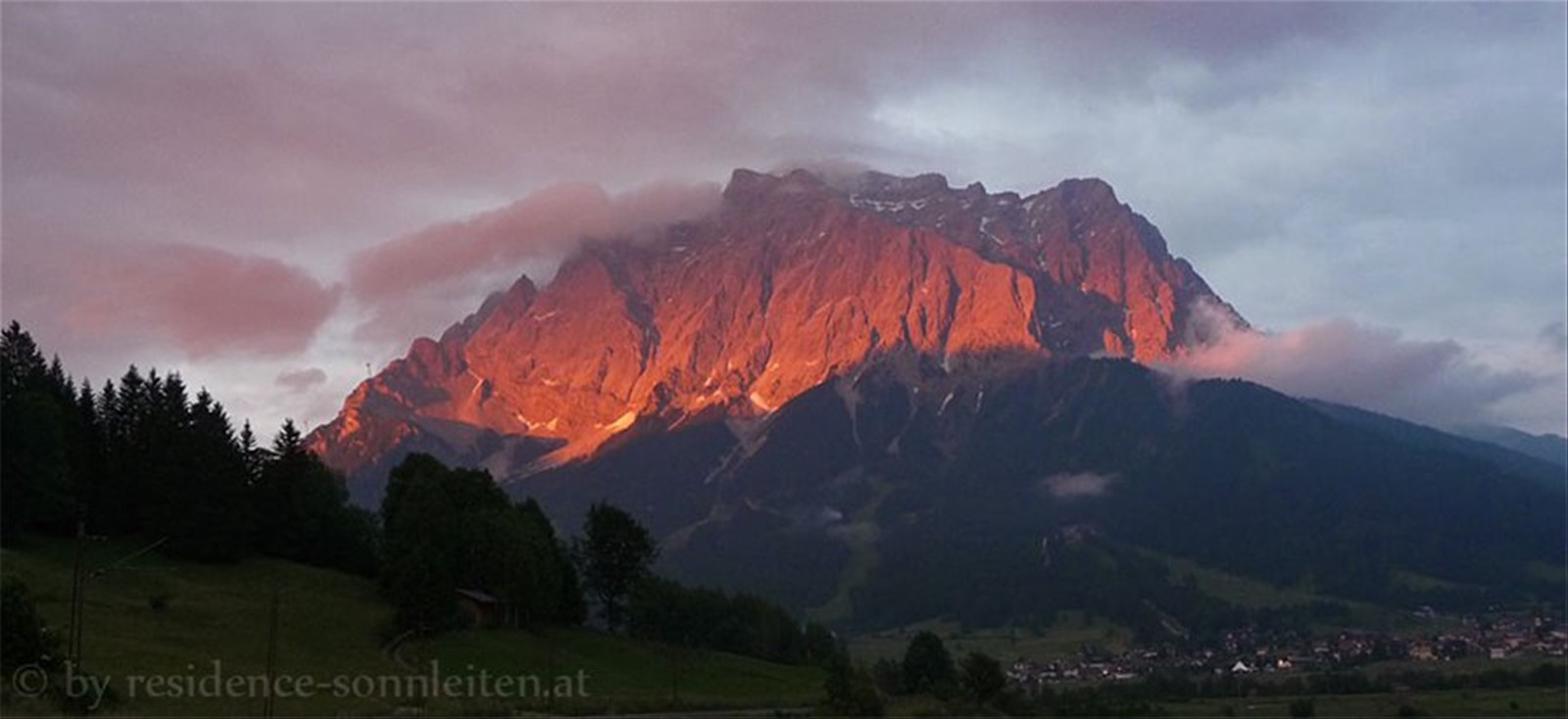 roseggiare della vetta Zugspitze al tramonto